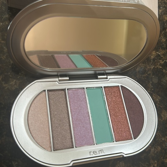 r.e.m. beauty Midnight Shadows Eyeshadow Palette in Gogo Boots New Never Used - Picture 3 of 3
